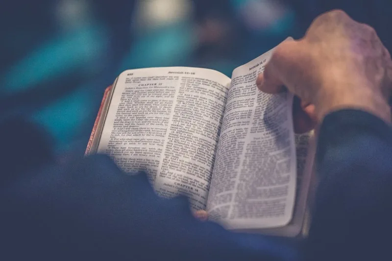 Una Biblia abierta para un momento de lectura y reflexión